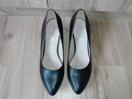 Čierne lodičky, 39