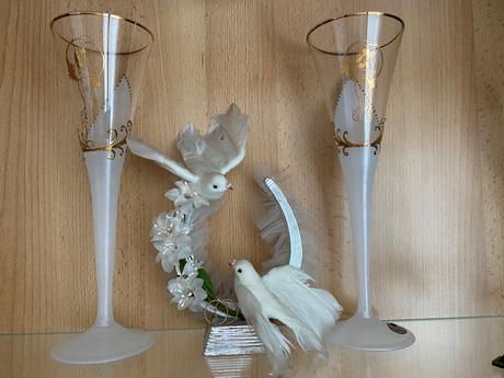 Svadobné poháre, svadobné holubice na podkove,