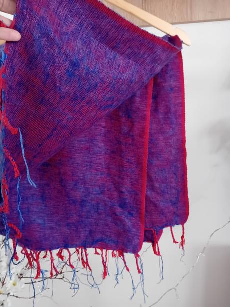 Modročervený šál, 