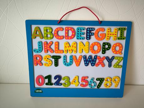 Magnetická tabuľa s písmenami a číslami,