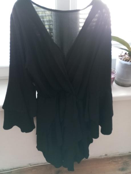 Čierne volanikove saty, m