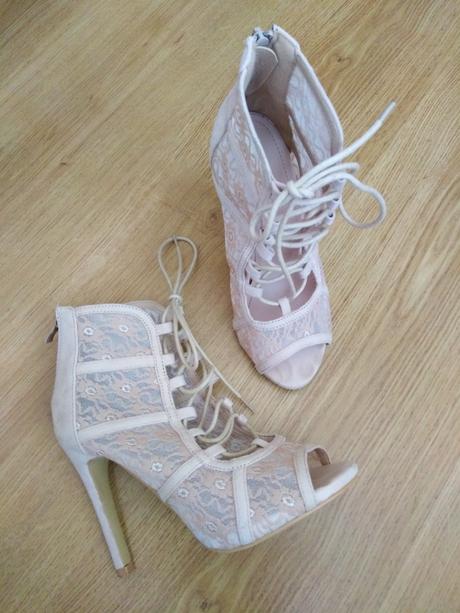 Nádherné čipkované sandálky, 36