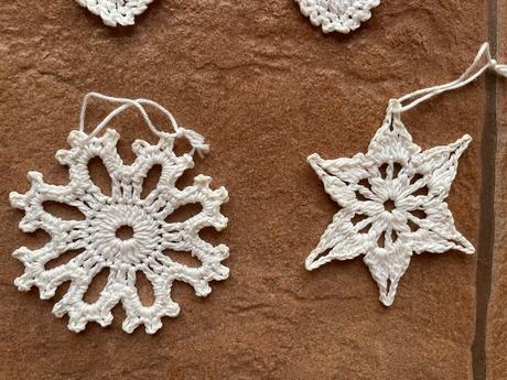 Bielo červene hackovane ozdoby na stromcek, 