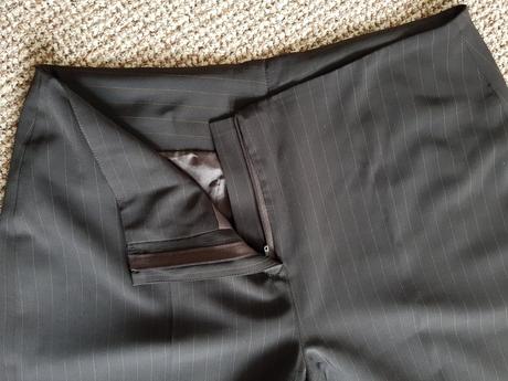 Nohavicový kostým, 36