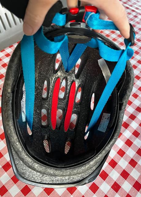 Cyklistická prilba, s