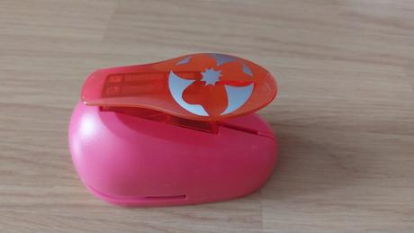 2 velke vysekavacky na papier, 