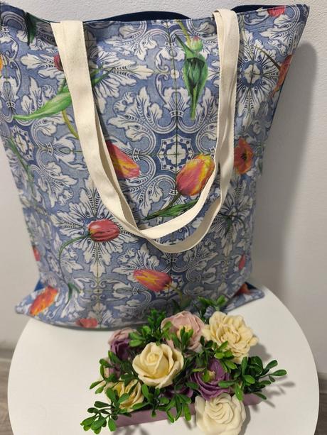 Taška tulipány na modrom, 