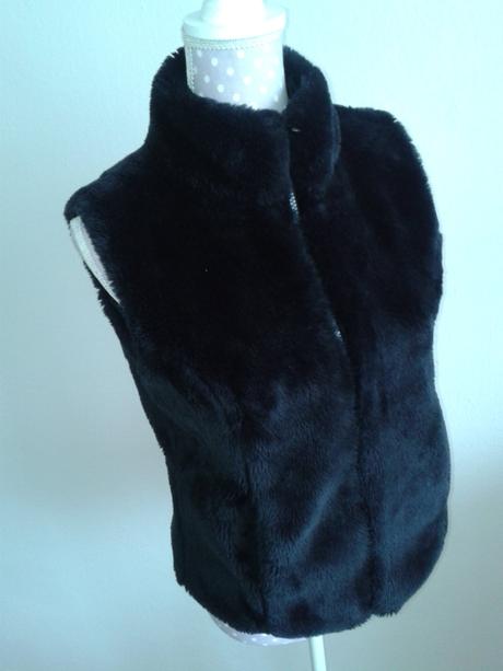 Čierna kožušinová vesta veľ. 38, 38