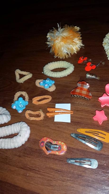 Oranžové gumičky, sponky, náhrdelník,