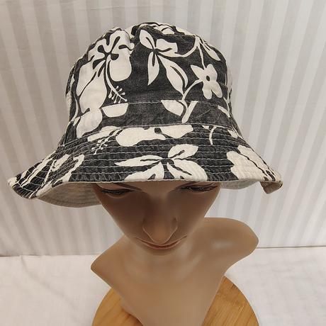 Dámsky klobúk s čierno bielym kvetinovým vzorom,