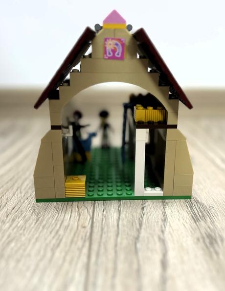 Lego friends 3189 stajne v heartlake, 