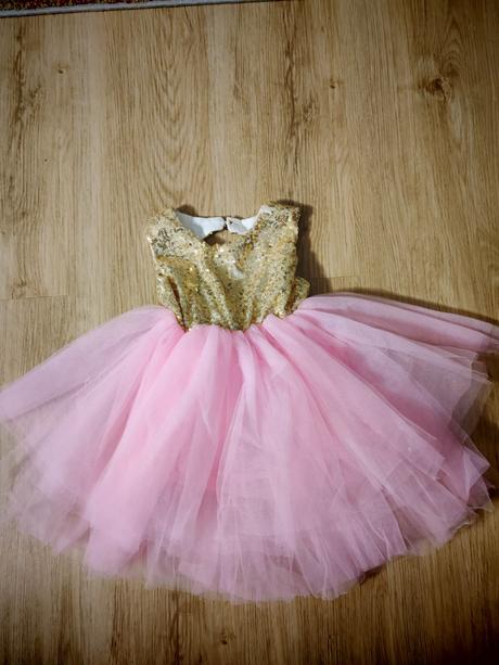 Sviatočné šaty, 74