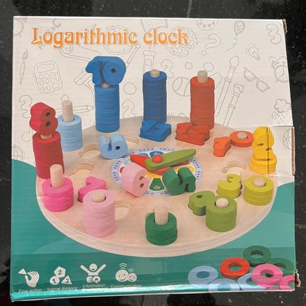 Drevené hodinky s číslami, 