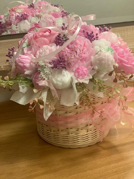 Veľká mydlova kytica v pletenom priborniku, 