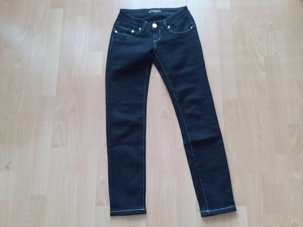 Cierne nohavice s bielym obsivanim, xs