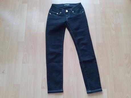 Cierne nohavice s bielym obsivanim, xs