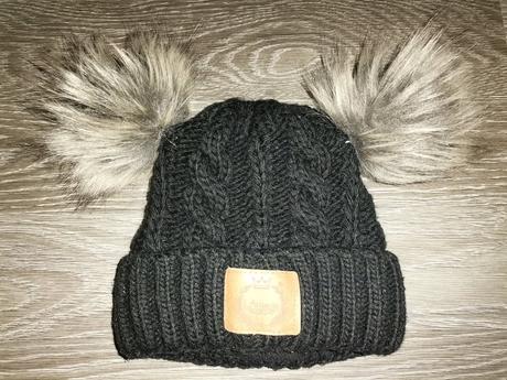 Set lattante /čiapka s brmbolcami a nákrčník/, 104