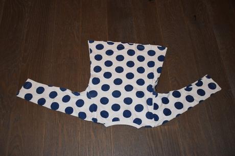 Nadherne triculko s hrubsej bavlny velke bodky 5-6, 116