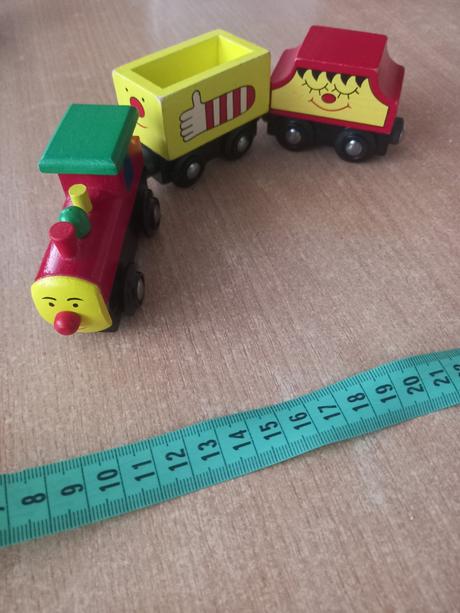 Drevený vlak rušeň a 2 vagóny,