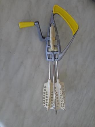 Skvelý ručný retro šľahač, 