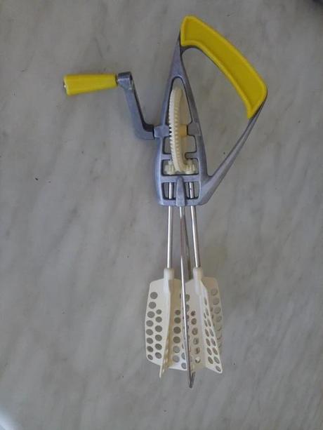 Skvelý ručný retro šľahač, 