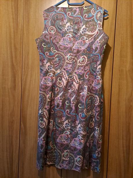 Šaty bez rukávov, 42