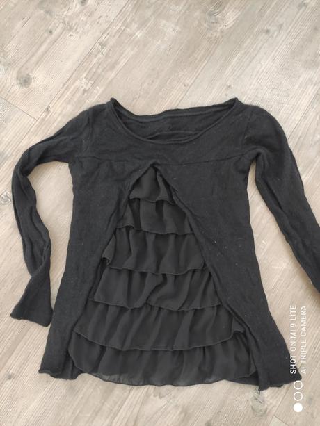 Cierny pulovrik s volanikmi, s