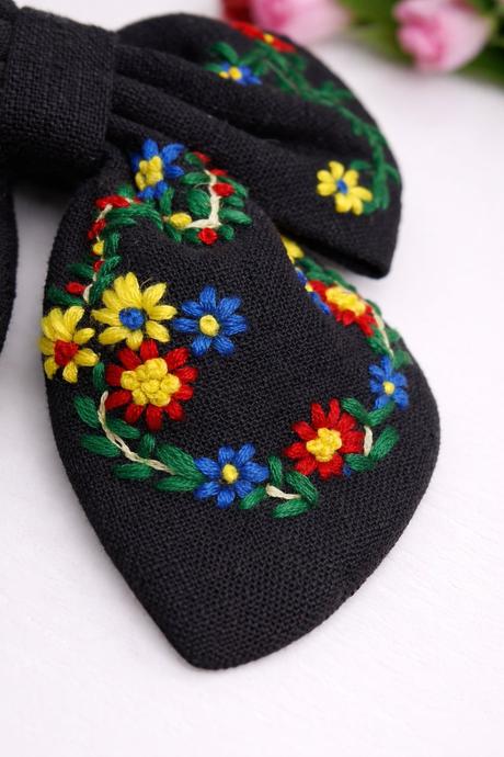 Folkolrná ručne vyšívaná mašla do vlasov, 