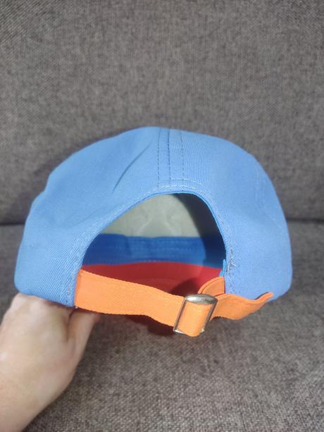 Blikajúca šiltovka, 122