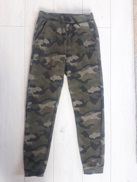 Maskacove teplaky, lindex,152