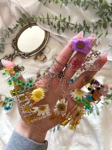 Ručne vyrobené živicové kľúčenky, 