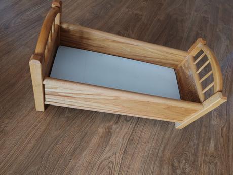 Postieľka pre bábiky, 