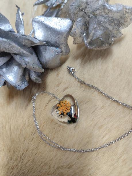 Prívesok z brúseného skla z retiazkou,