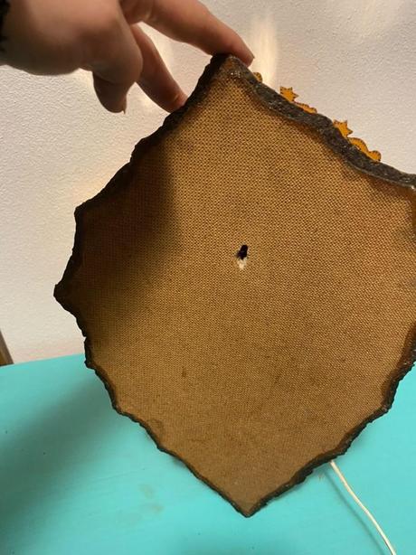 Krásna starožitná ručne robená lampa vypracovaná,