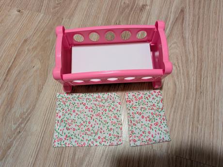 Postieľka pre bábiky,