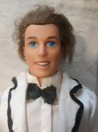 Retro svadobný ken ženích v obleku,