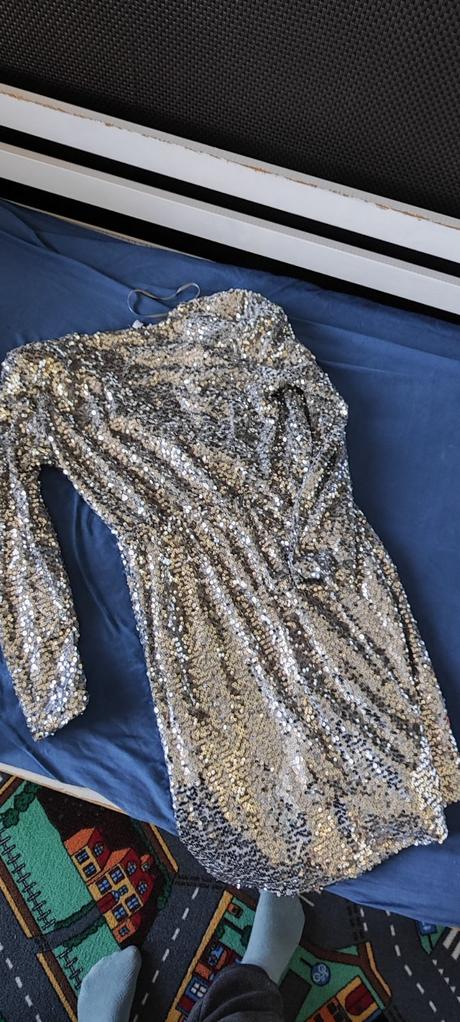 Trblietavé šaty, m