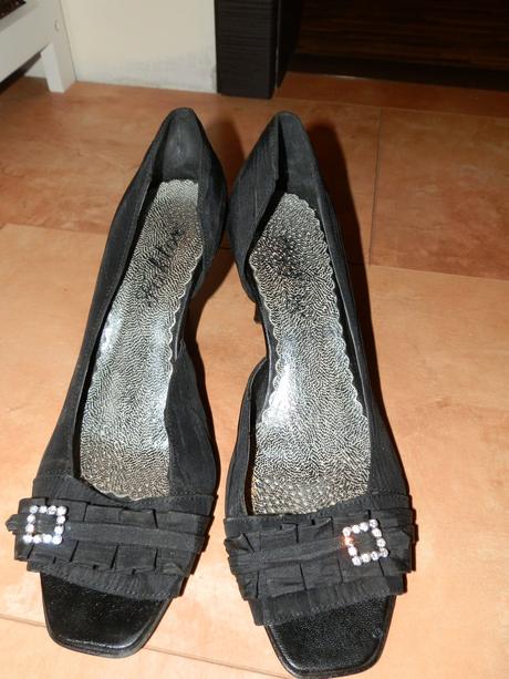 Čierne lodičky, 40