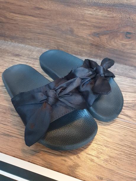 Šlapky s mašlou, 32