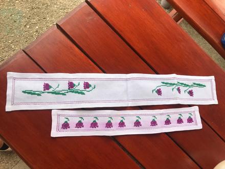 2 výšivky - tenké dlhé štóly,