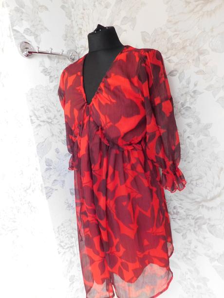 Luxusne velmi pekne šaty/tunika,červenej farby s p, 38