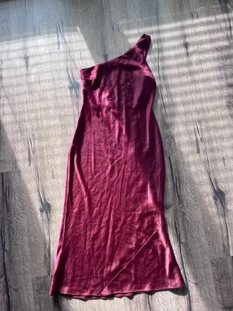 Šaty na jedno rameno, s