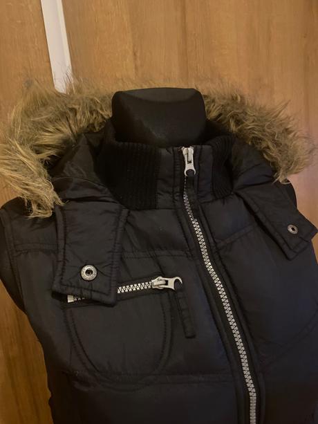 Y.d. - čierna bunda/vesta bez rukávov, 158