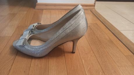 Strieborné lodičky, 38