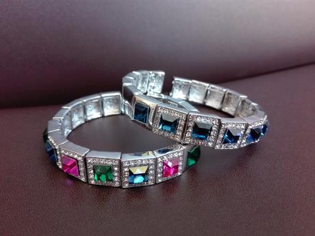 Krásne elegantné náramky s kryštálmi,