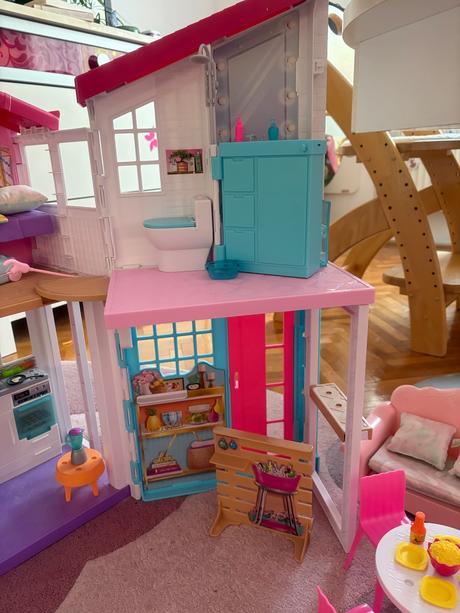 Barbie domček a rôzne doplnky,