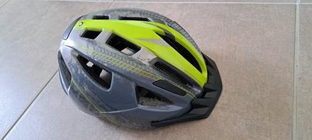 Helma na bicykel so zadným svetlom, s