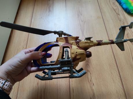 Vojenský vrtuľník so zvukmi, 