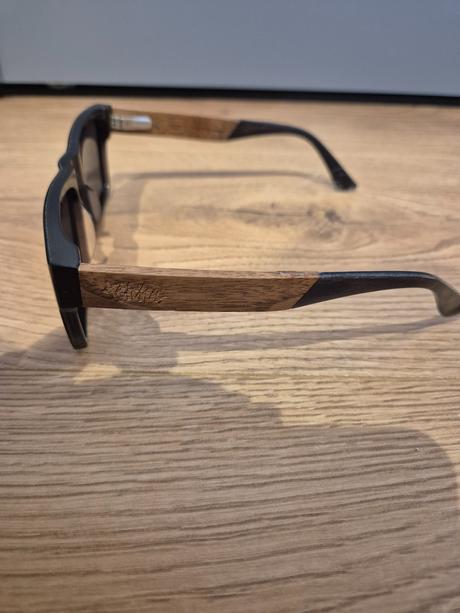 Slenčné okuliare s dreveným rámom, 