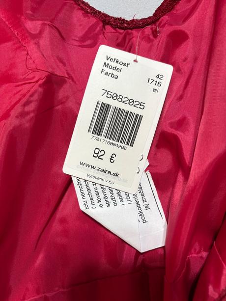 Červené spoločenské šaty, 42